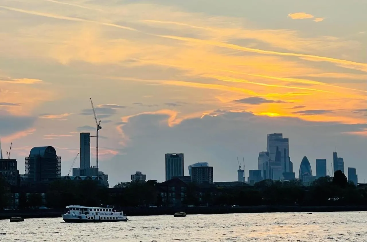 Guest house Riverside Premium En Suite Double Room E14 London